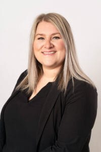 Mme Joanie Courchaine