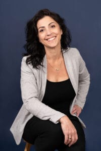 Mme Julie Chénier